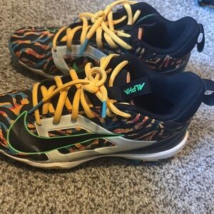 EUC - Nike Travis Kelce boys football cleats - 4Y